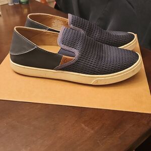 OluKai Women's "Pehuea" Dark Blue Leather & Mesh Slip-on Shoes Size 8.5